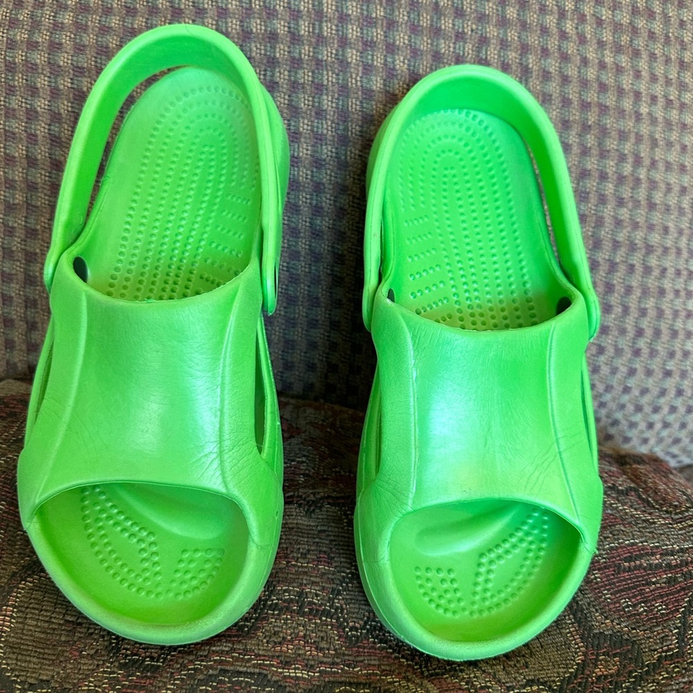 CROCS. Womens Sz 9